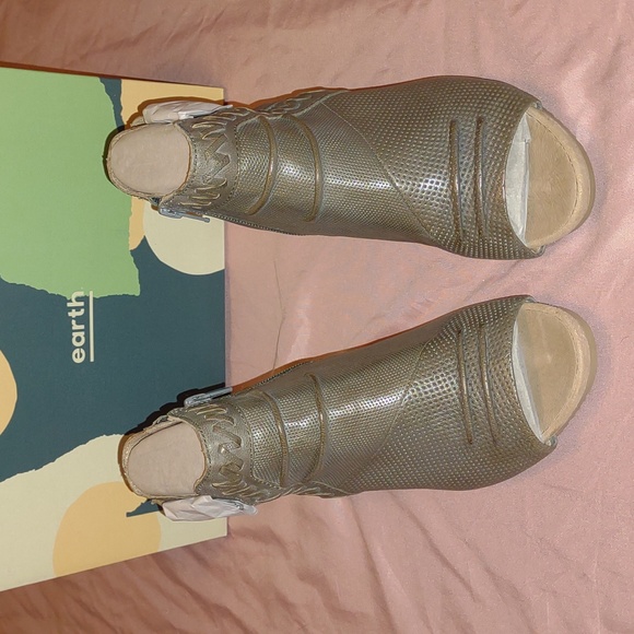 EARTH ๐๐ฃAttalea Bonaire Sandals in Light Blue (like gray) - Picture 12 of 17